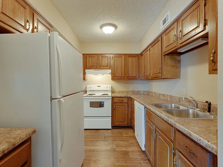 Aragon Apartments — Photo 21
