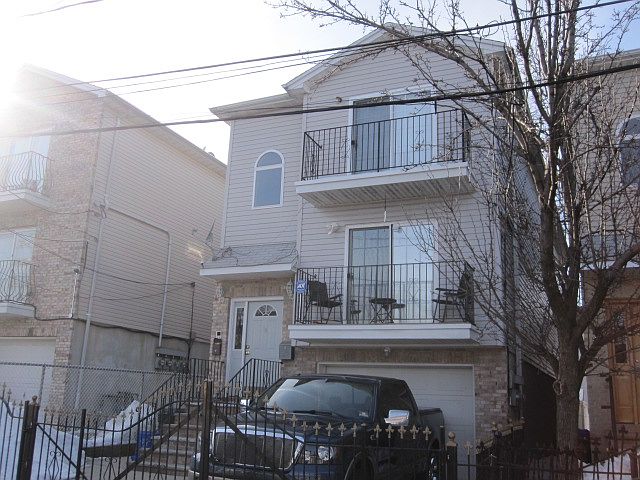 2nd image of 36 Delavan Pl