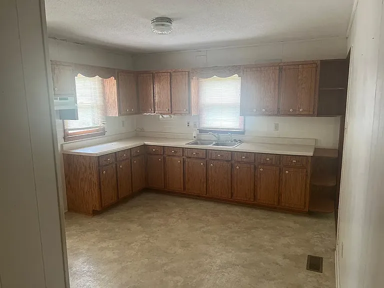735 Douglas Dr — Photo 11