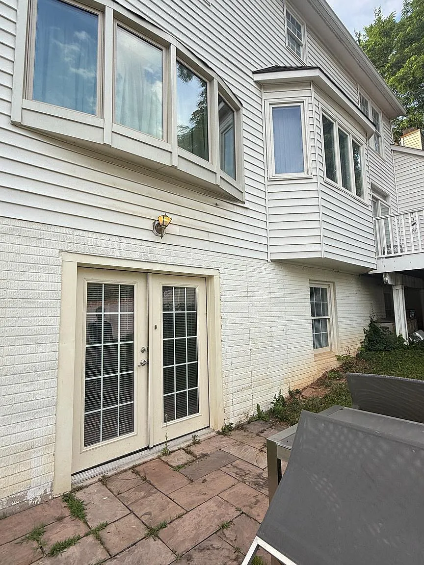 2 bed, 1.0 bath, 5033 sqft, $2,200 — Photo 1