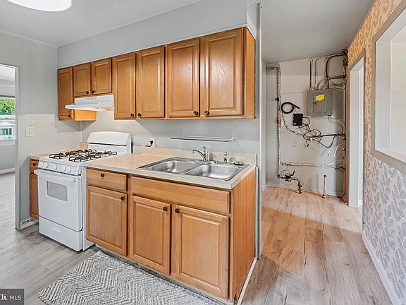 4th image of 3945 Rauch St