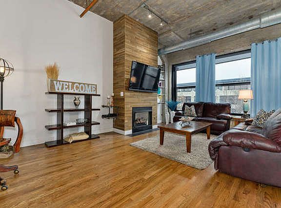 2nd image of 1000 W 15th St #Gu170