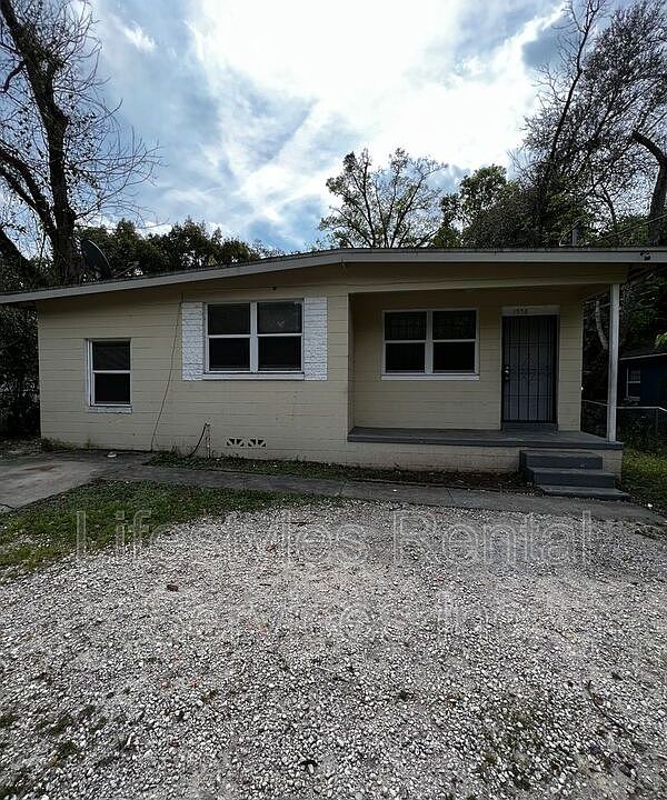 1st image of 1558 W 31st St