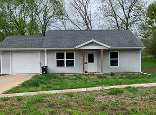 131 4th St W, Riverside, IA 52327