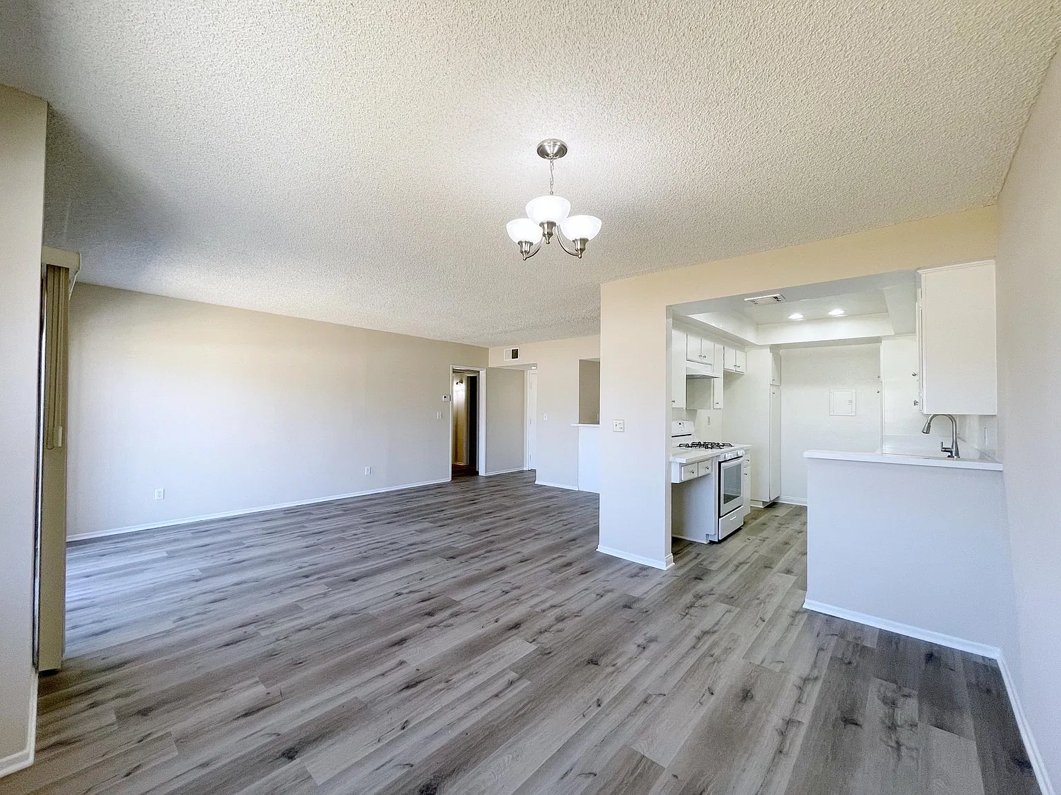 350 S Oakland Ave — Photo 4