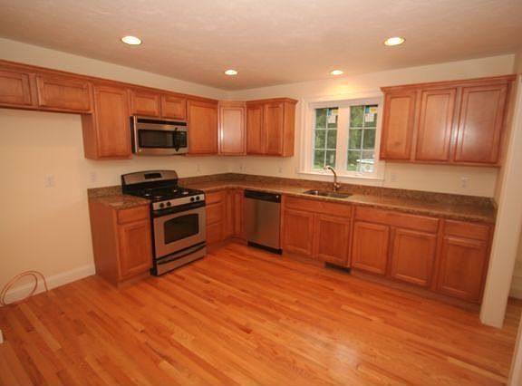 Maple Kitchen w/ granite counters