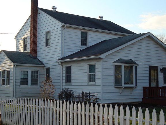3rd image of 810 Elm St