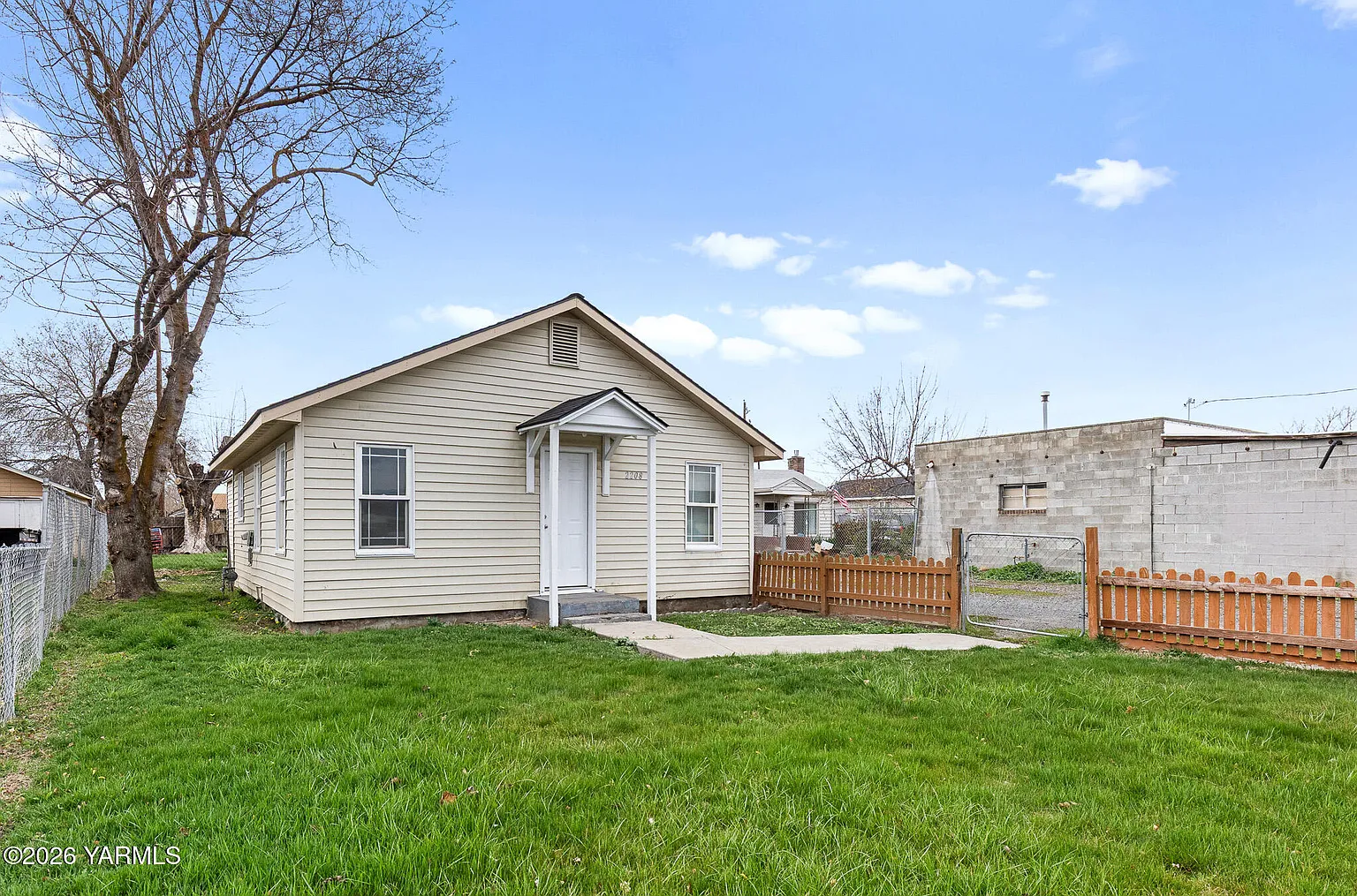 2208 S 3rd Ave photo 1