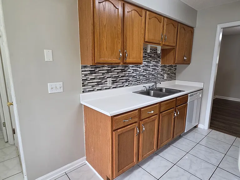 304 Woodbury Ln — Photo 7