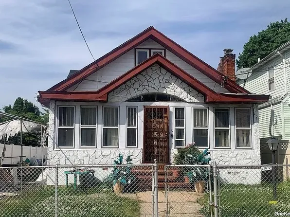 22001 135th Ave, Springfield Gardens, NY 11413