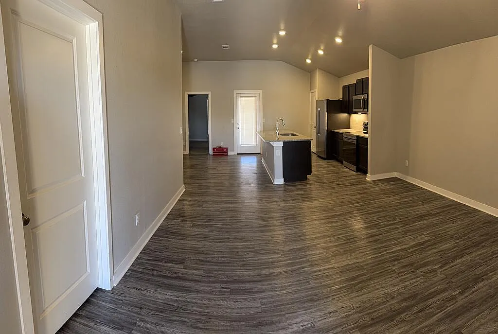 3 bed, 2.0 bath, 1376 sqft, $2,400 — Photo 2