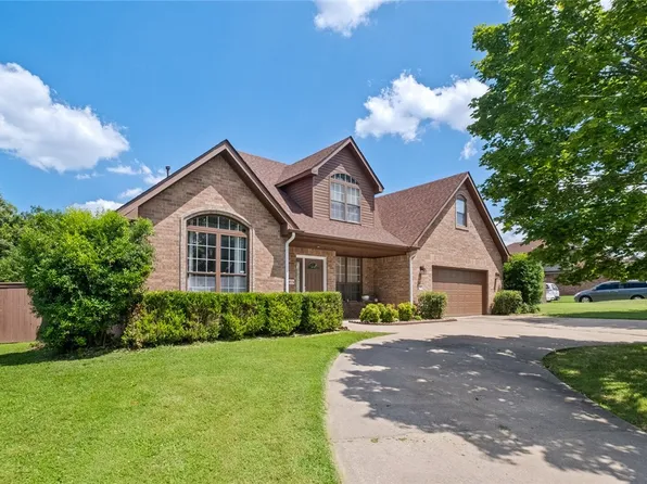 500 Coachlight Dr, Bentonville, AR 72712