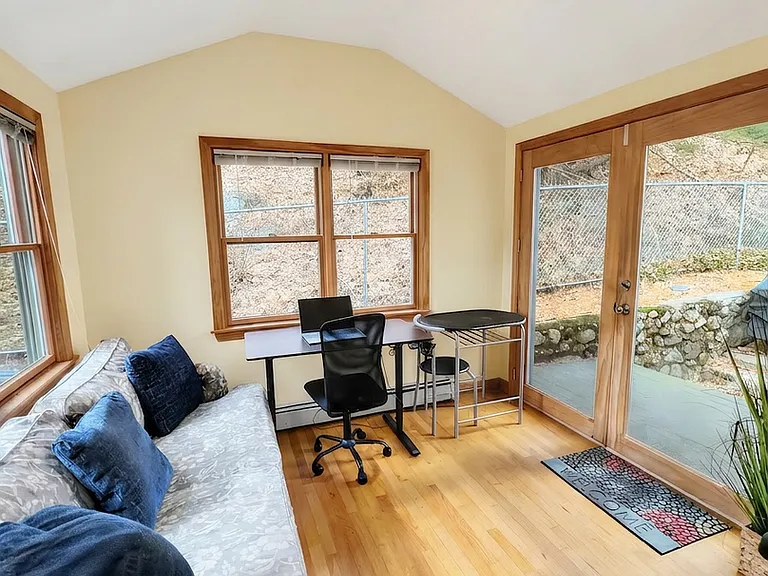136 Oak St — Photo 9