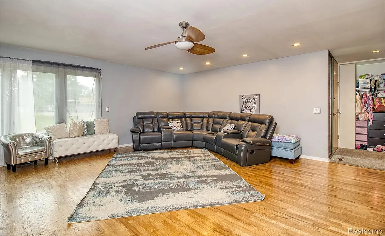 4 bed, 2200 sqft, $2,150 — Photo 4