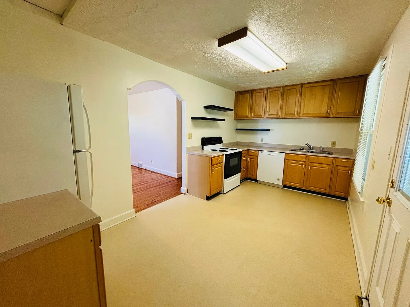 1 Bedroom 1 Bath Duplex — Photo 4