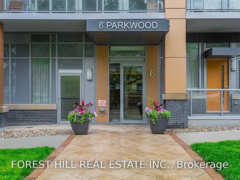 6 Parkwood Ave #Townhouse 102 — Photo 2