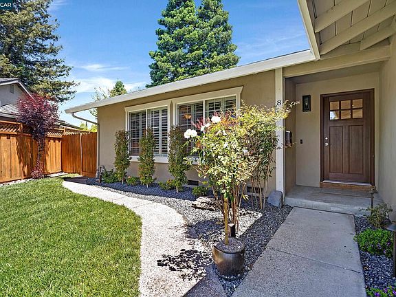 4th image of 8 Bath Ct