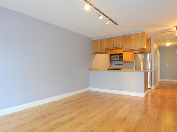 5th image of 225 E 110th St