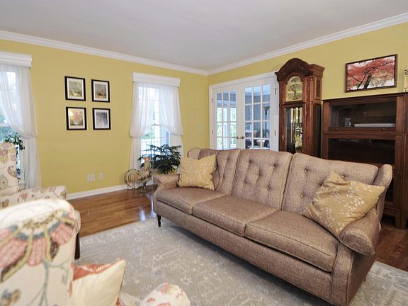 5th image of 834 Rosewood Ave