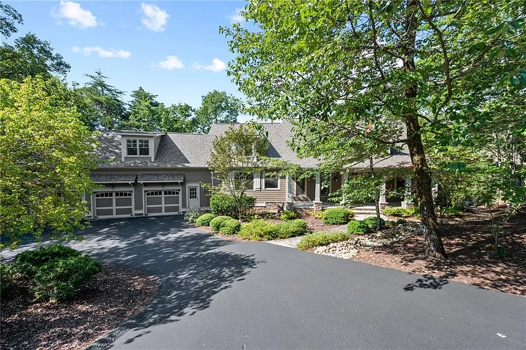 188 Bluestern Dr SE photo 1