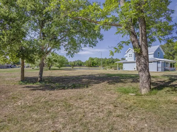 117 Settlement Dr, Fredericksburg, TX 78624