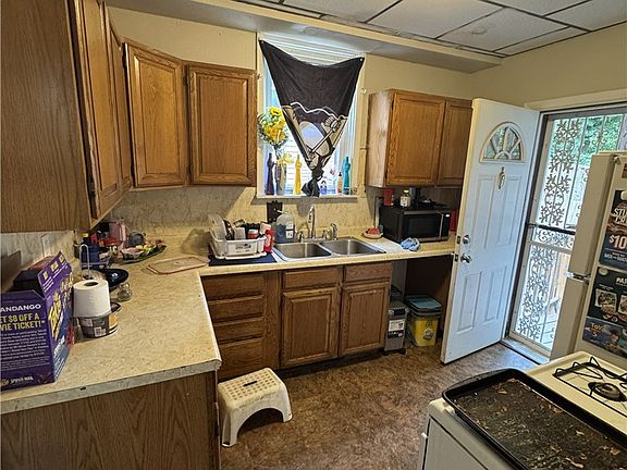 4th image of 1372 Traymore Ave