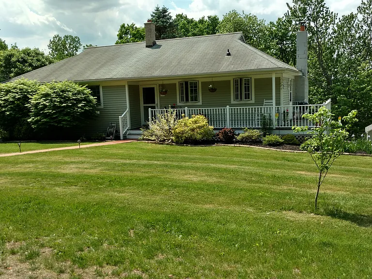 55 Hillcrest Dr — Photo 2
