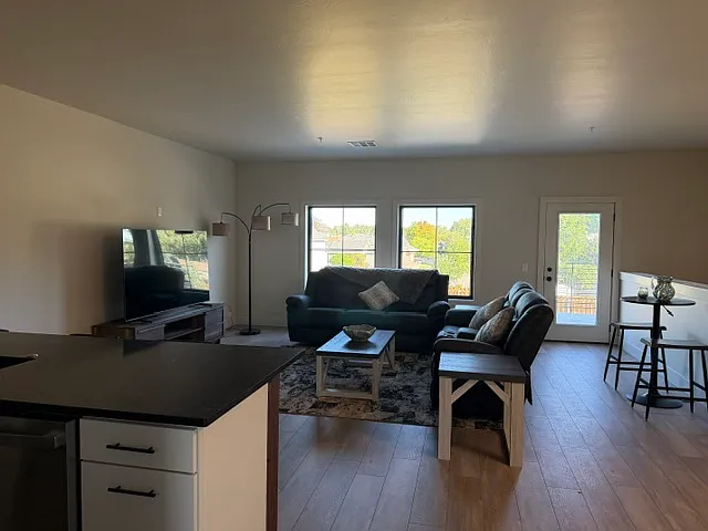 2 bed, 1100 sqft, $2,000 — Photo 2