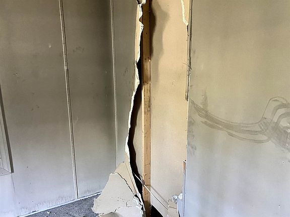 4th image of 60040 S Scott St