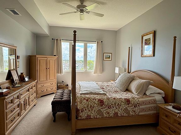 5th image of 33 Harbour Isle Drive W #304
