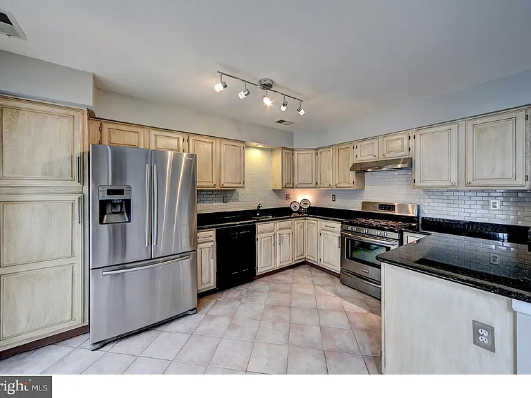 406 Pebble Creek Ct — Photo 8