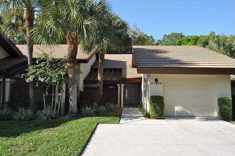 Private driveway to condo  