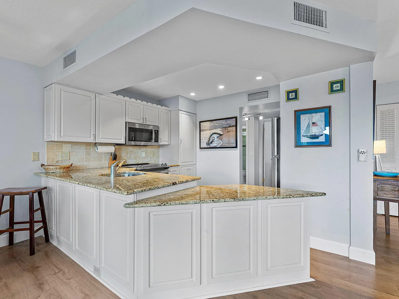 2 bed, 2.0 bath, 1200 sqft, $3,200 — Photo 2