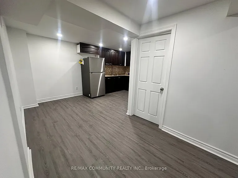 18 Hearth Pl — Photo 3