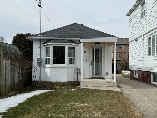 92 39th St #2, Toronto, ON M8W 3M7