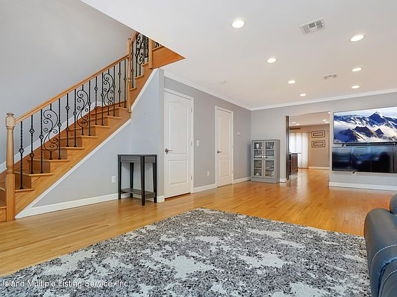 5th image of 542 Greeley Ave