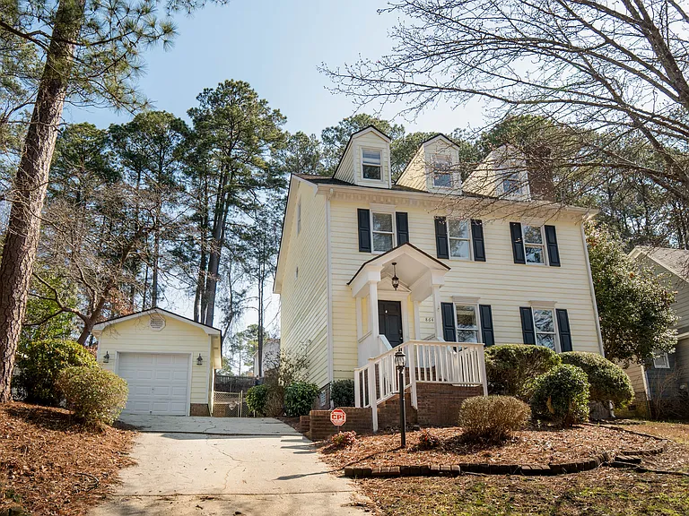 864 Hilton Dr — Photo 2