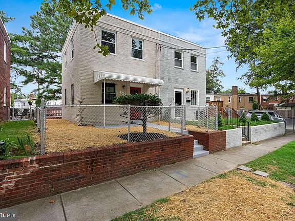 3rd image of 246 Kenilworth Ave NE