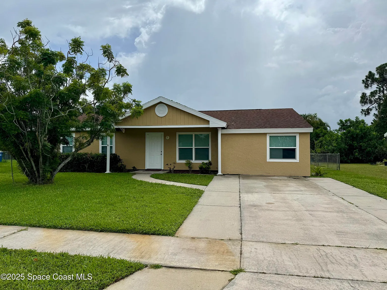 4 bed, 3.0 bath, 1176 sqft, $2,000 — Photo 1