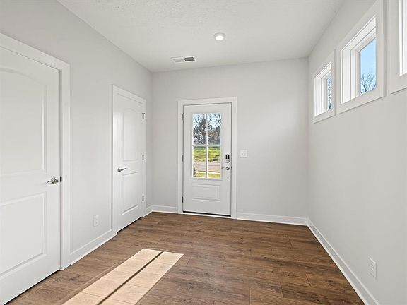 3rd image of 972 Onyx Ln