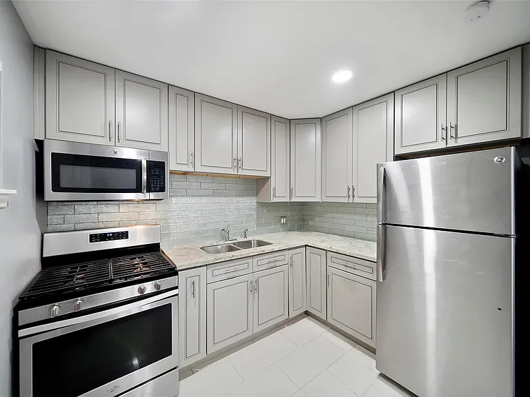 311 Hawthorne St #1 — Photo 8