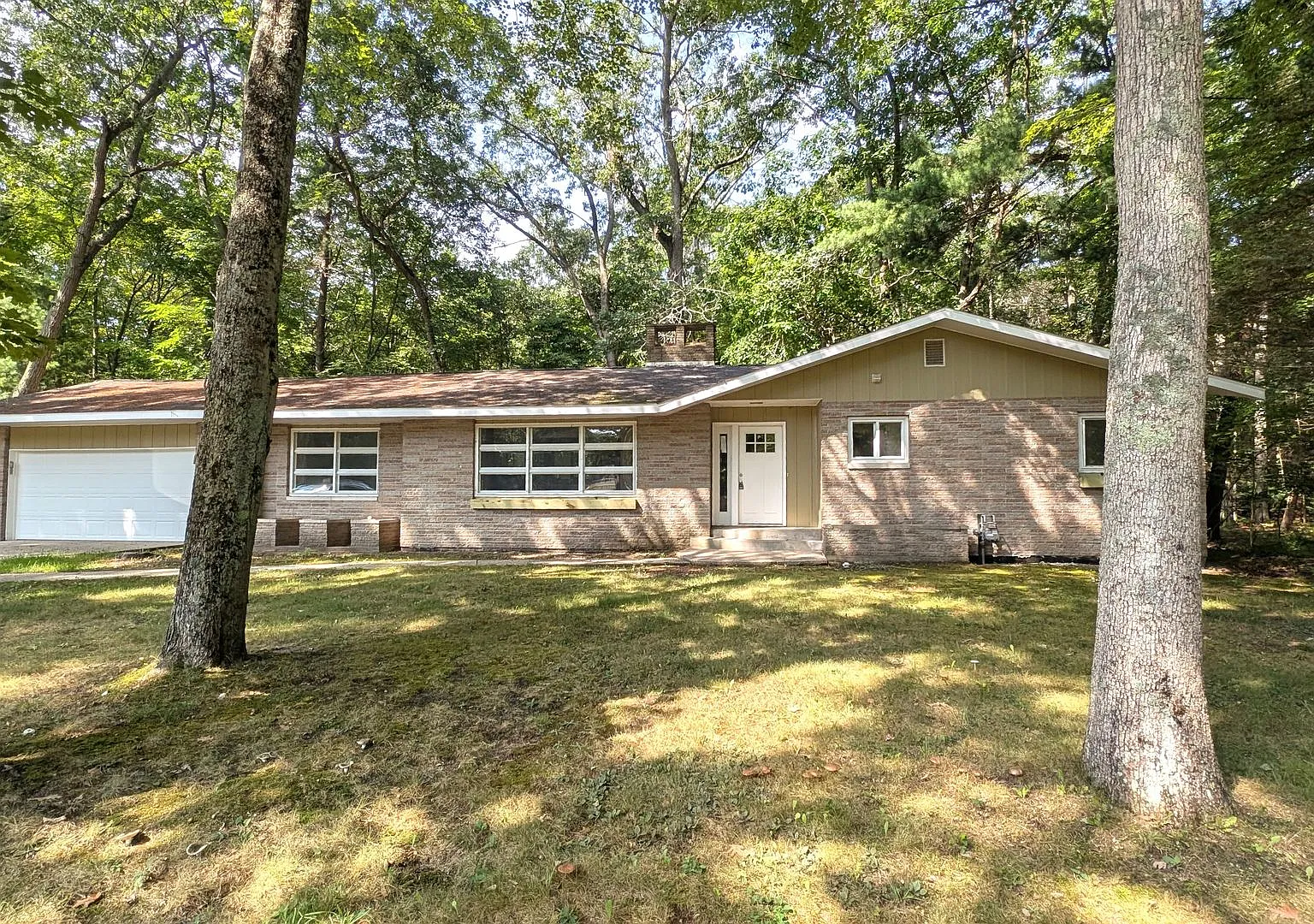 1499 Scenic Dr, 4 bedroom 1.5 bath home with garage and basement — Photo 1