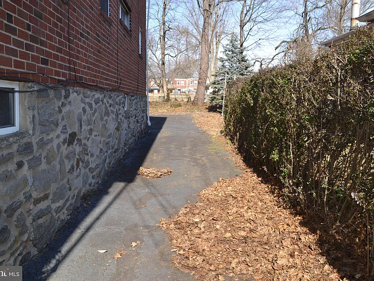 246 Ardmore Ave — Photo 22