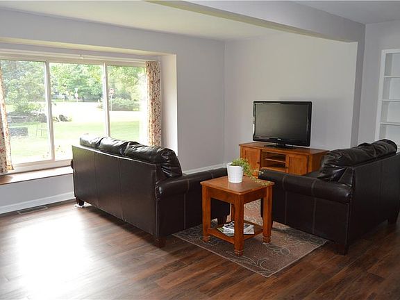 3rd image of 530 Vista Dr