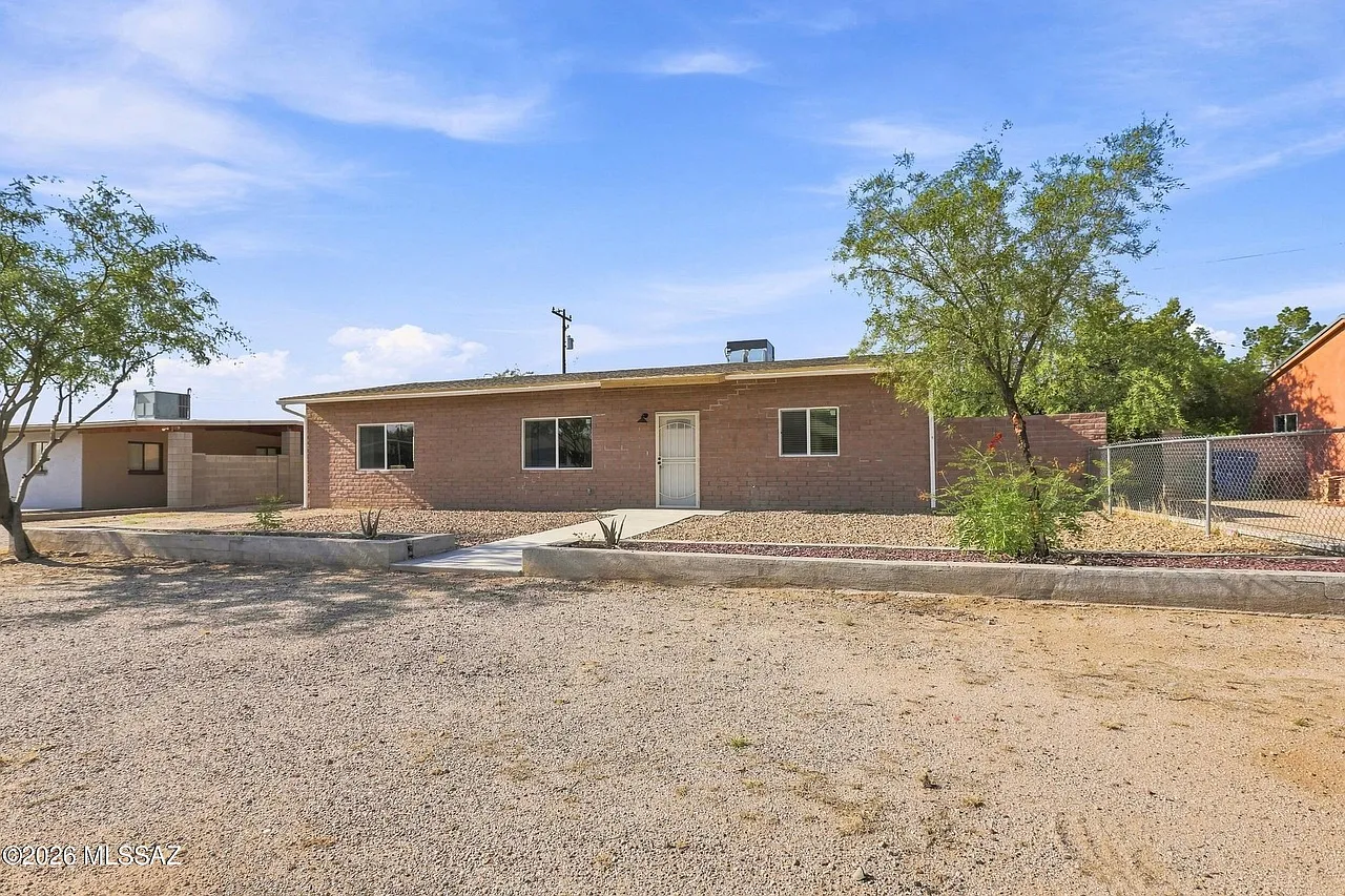 3 bed, 1400 sqft, $1,750 — Photo 1
