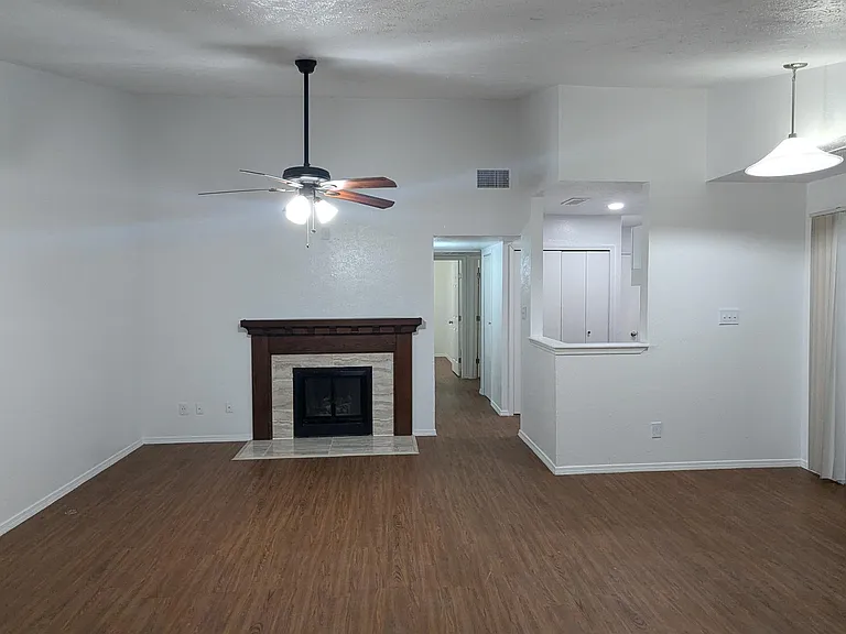 415 Liberty Pl — Photo 3