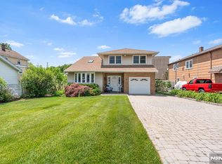 2 Violet Ct, Bergenfield, NJ 07621