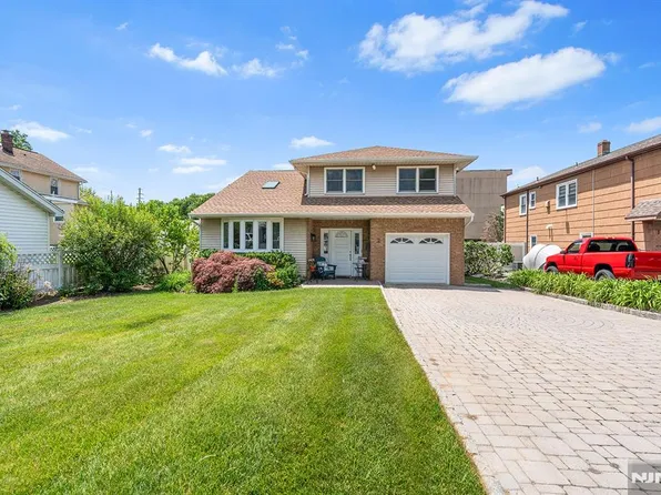 2 Violet Ct, Bergenfield, NJ 07621