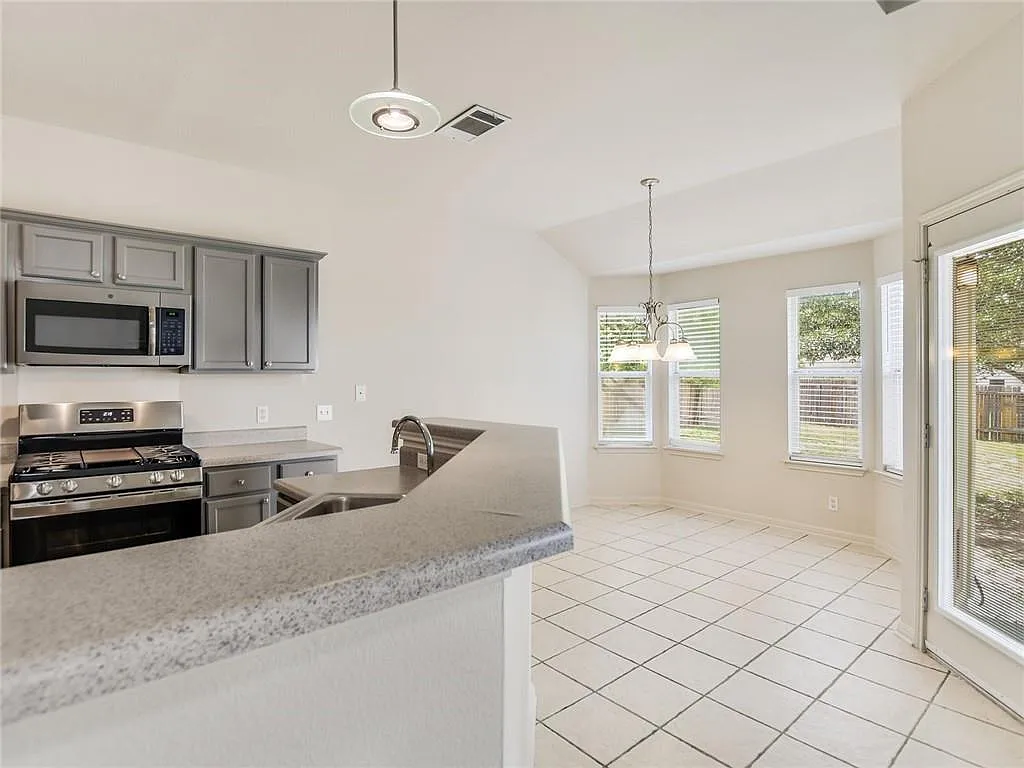 3 bed, 2.0 bath, 1538 sqft, $1,900 — Photo 4
