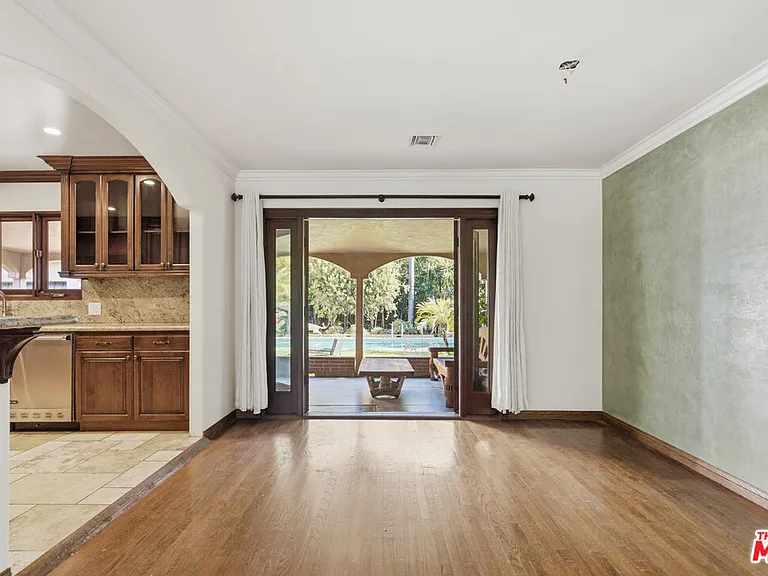 13800 Erwin St — Photo 7